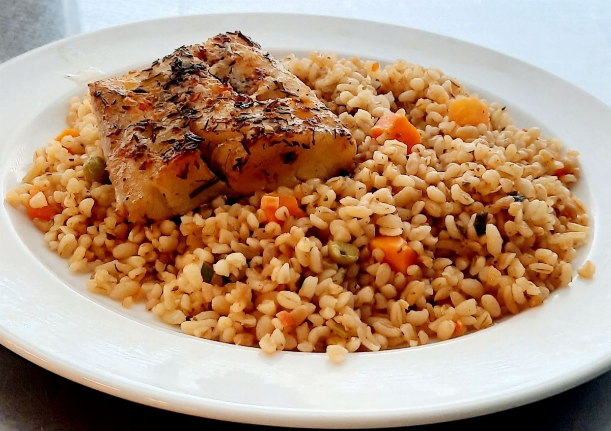 Tmavá treska s bylinkami, zeleninový bulgur